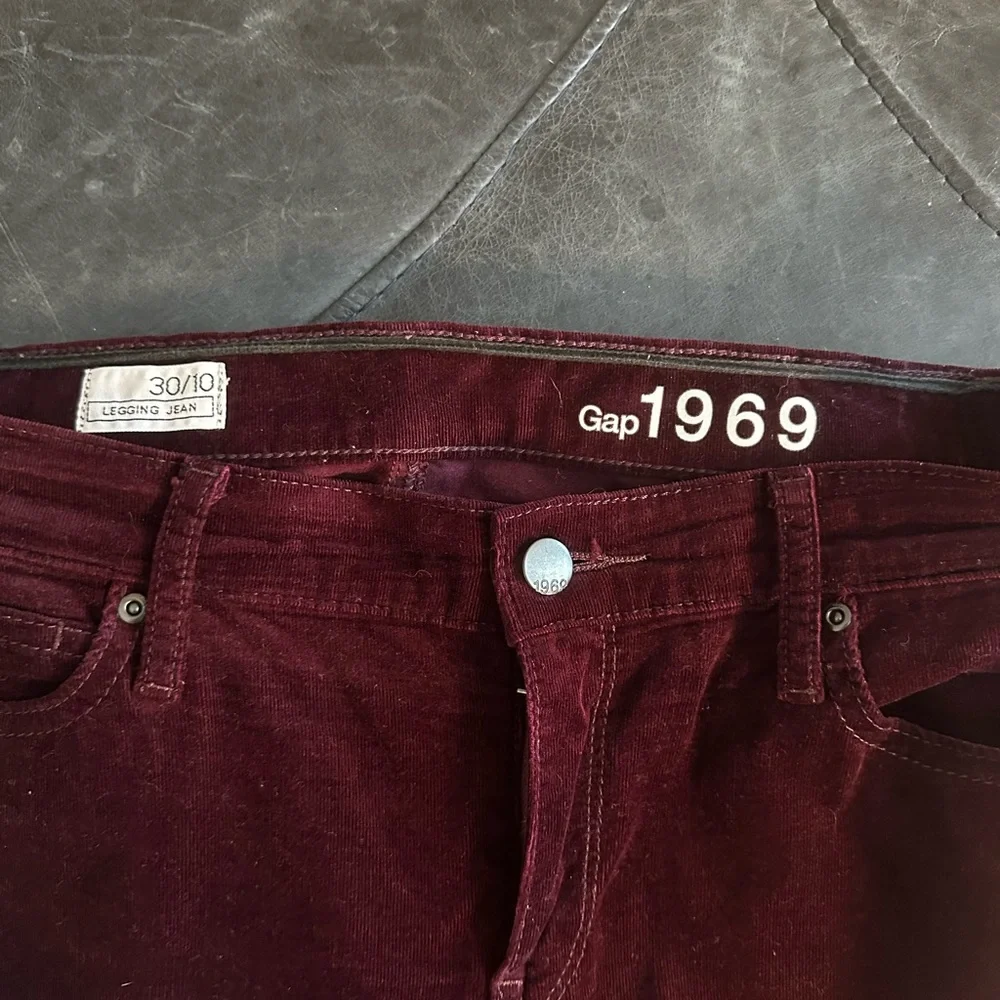 GAP HIGH RISE CORDUROY VINTAGE SLIM JEANS MAROON / WINE SZ-30/10 - Picture 4 of 6